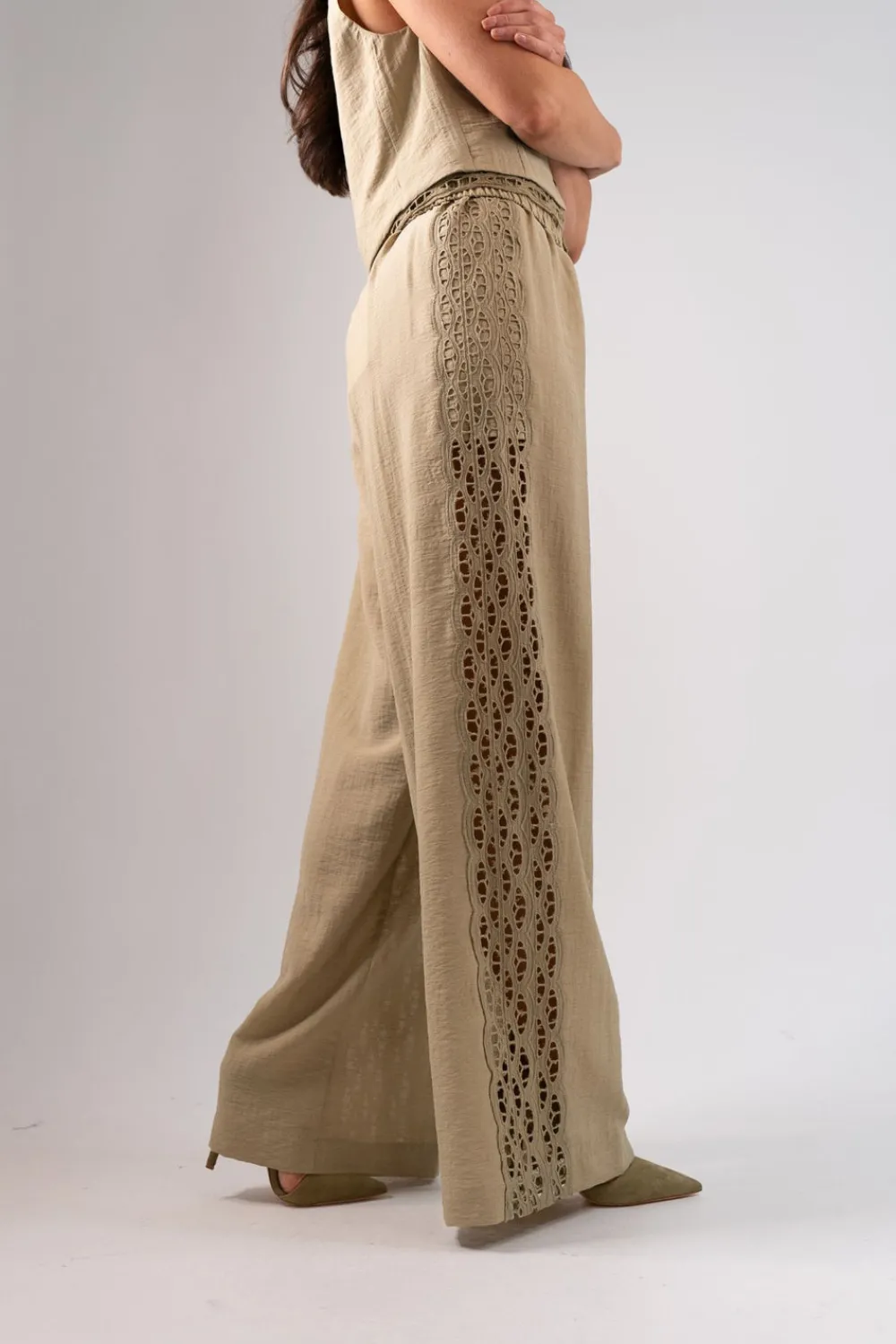 The Walk in Wardrobe Trousers>Alana Cut Out Trim Trousers In Khaki