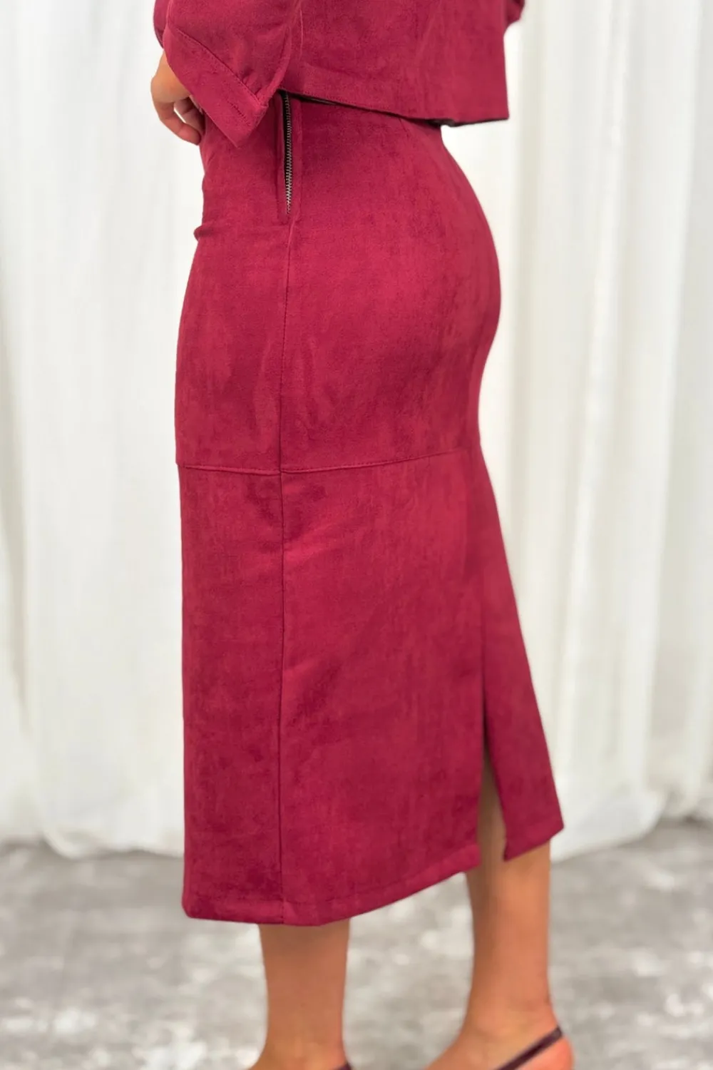 The Walk in Wardrobe Skirts & Skorts>Caitlyn Faux Suede Midi Skirt In Burgundy