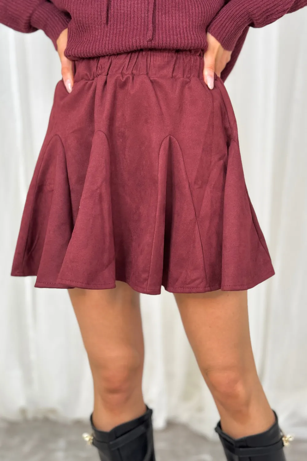 The Walk in Wardrobe Skirts & Skorts>Caitlyn Pleated Faux Suede Skirt In Burgundy