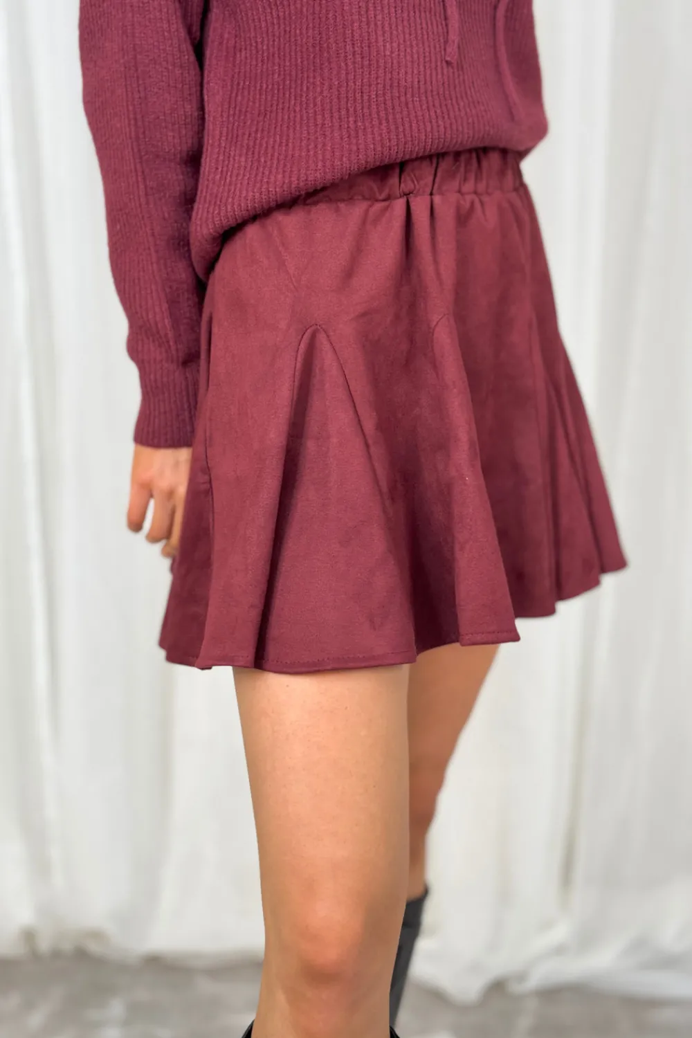 The Walk in Wardrobe Skirts & Skorts>Caitlyn Pleated Faux Suede Skirt In Burgundy