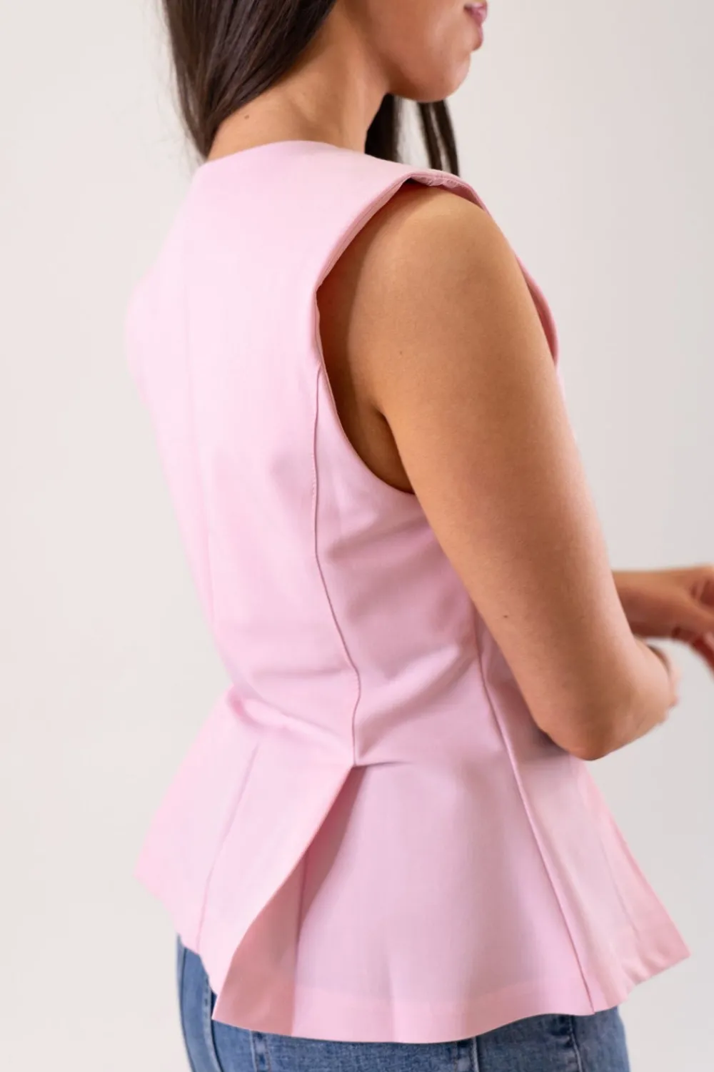 The Walk in Wardrobe Tops>Caitlyn Zip Front Top In Black