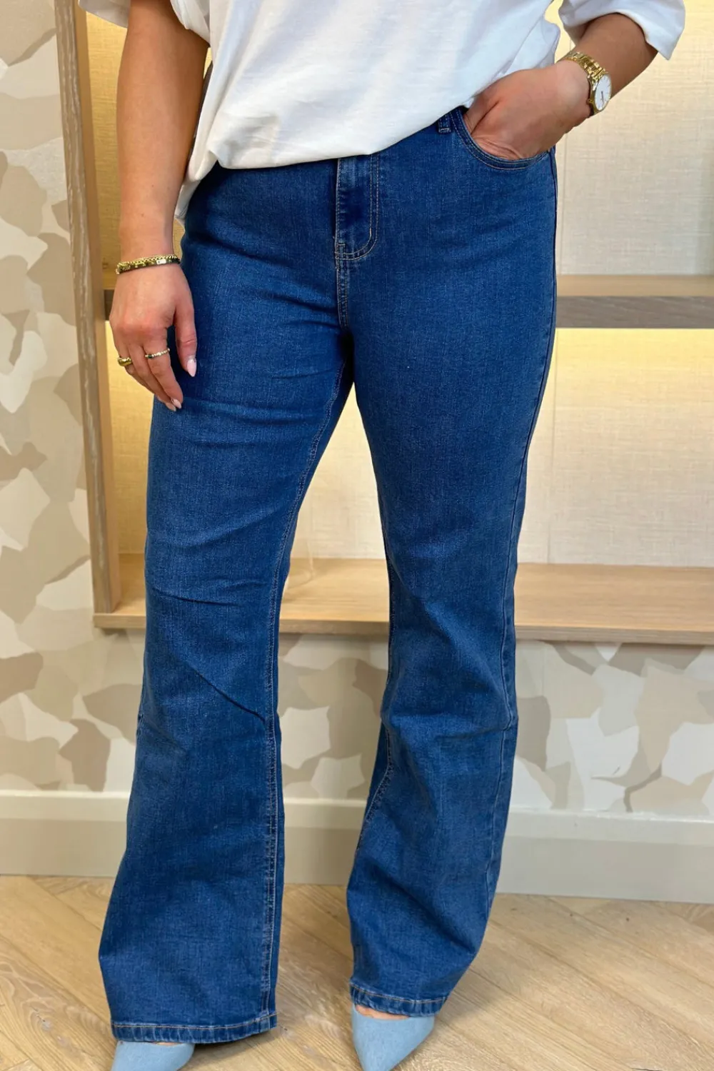 The Walk in Wardrobe Wide Leg Jeans>Cindy Curve Flared Jeans In Mid Wash