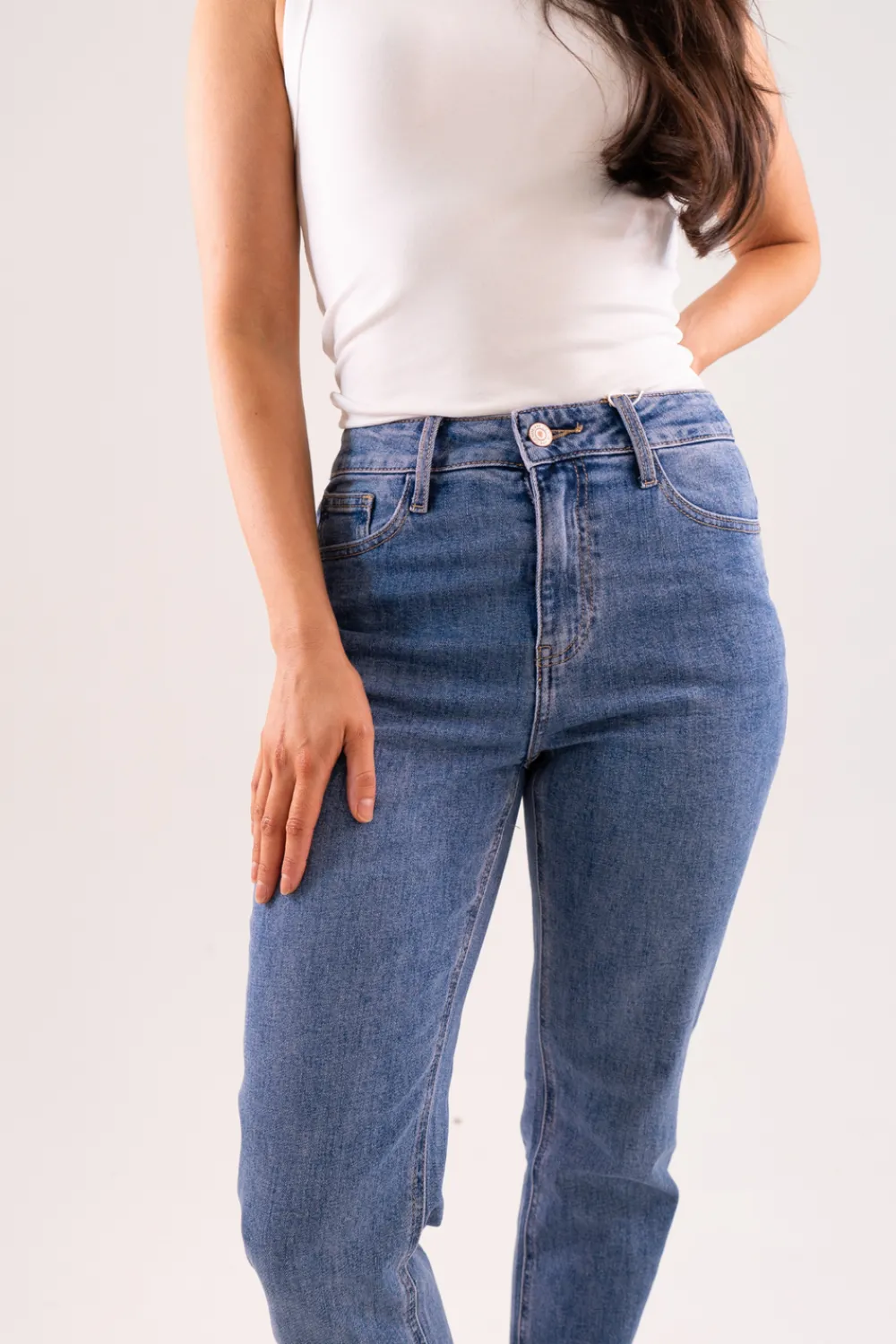 The Walk in Wardrobe Mom Jeans>Cindy Mom Jean In Mid Wash