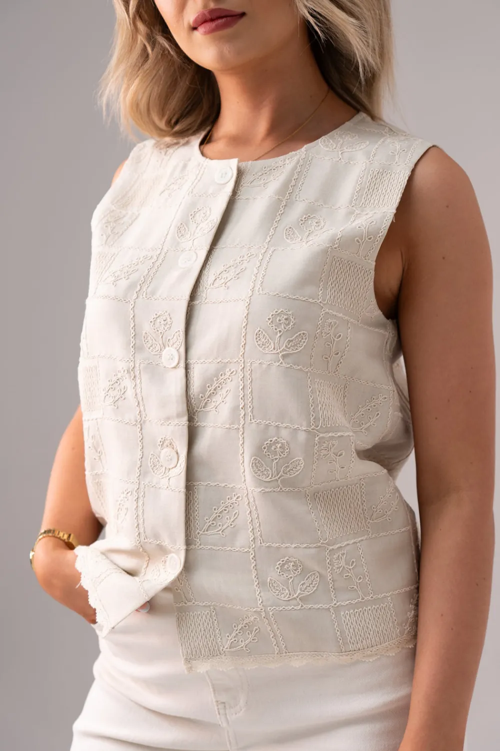 The Walk in Wardrobe Tops><noscript><img width=