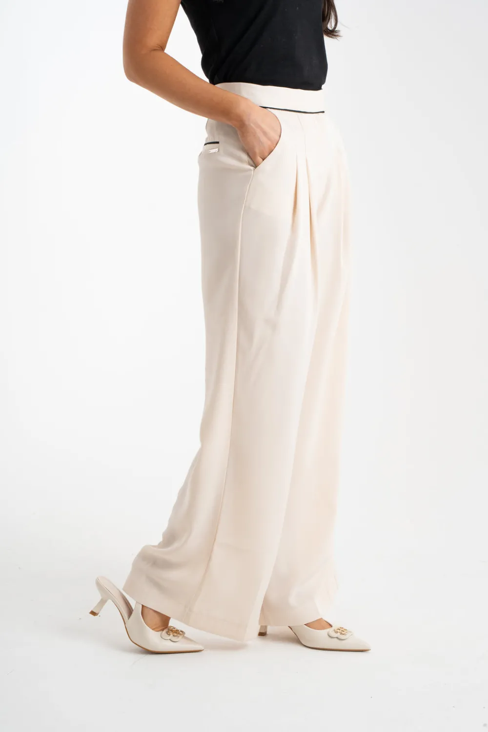 The Walk in Wardrobe Trousers><noscript><img width=