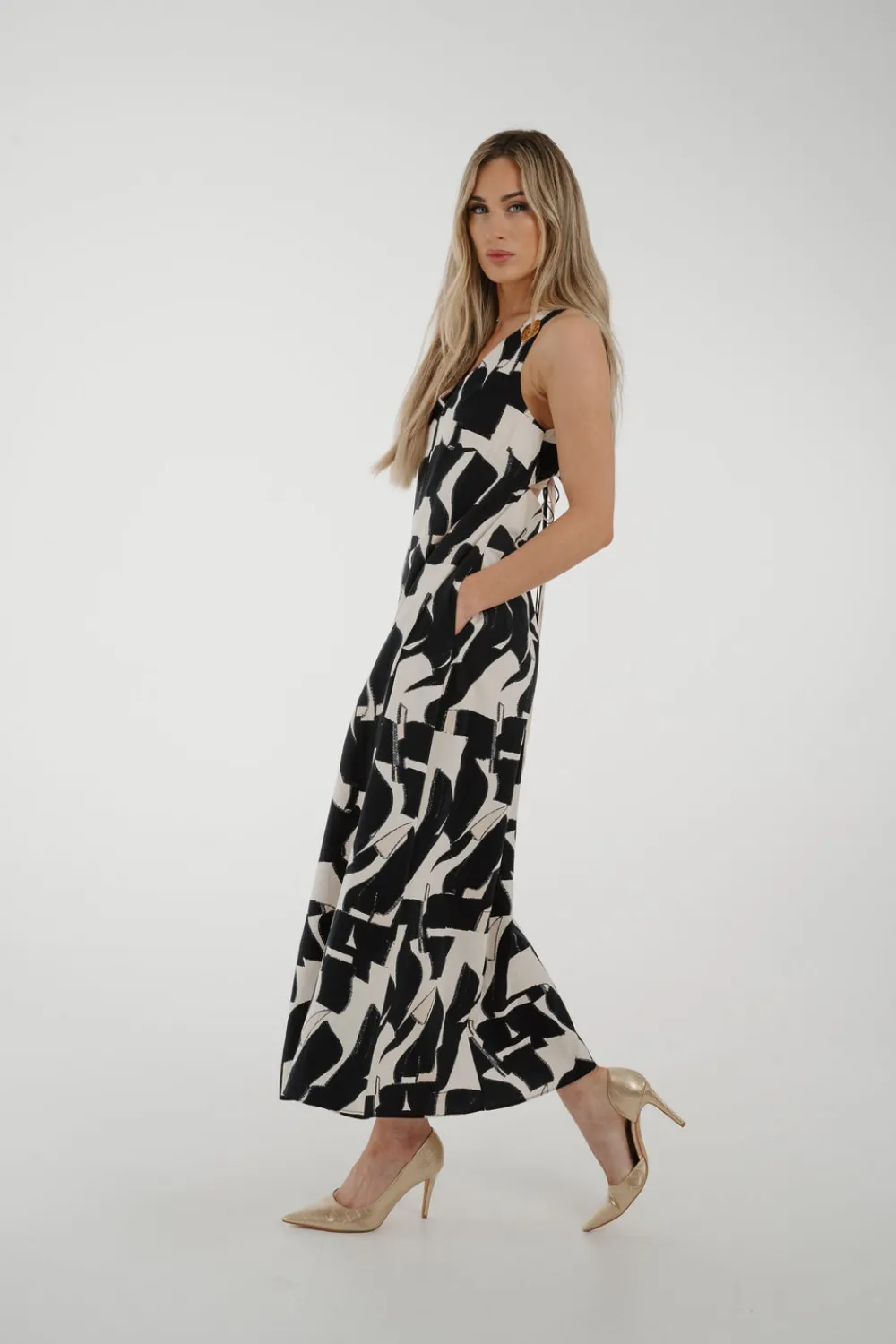 The Walk in Wardrobe Midi Dresses><noscript><img width=