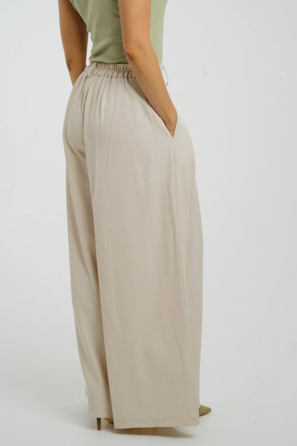 The Walk in Wardrobe Trousers>Leah Extra Wide Leg Trousers In Cream