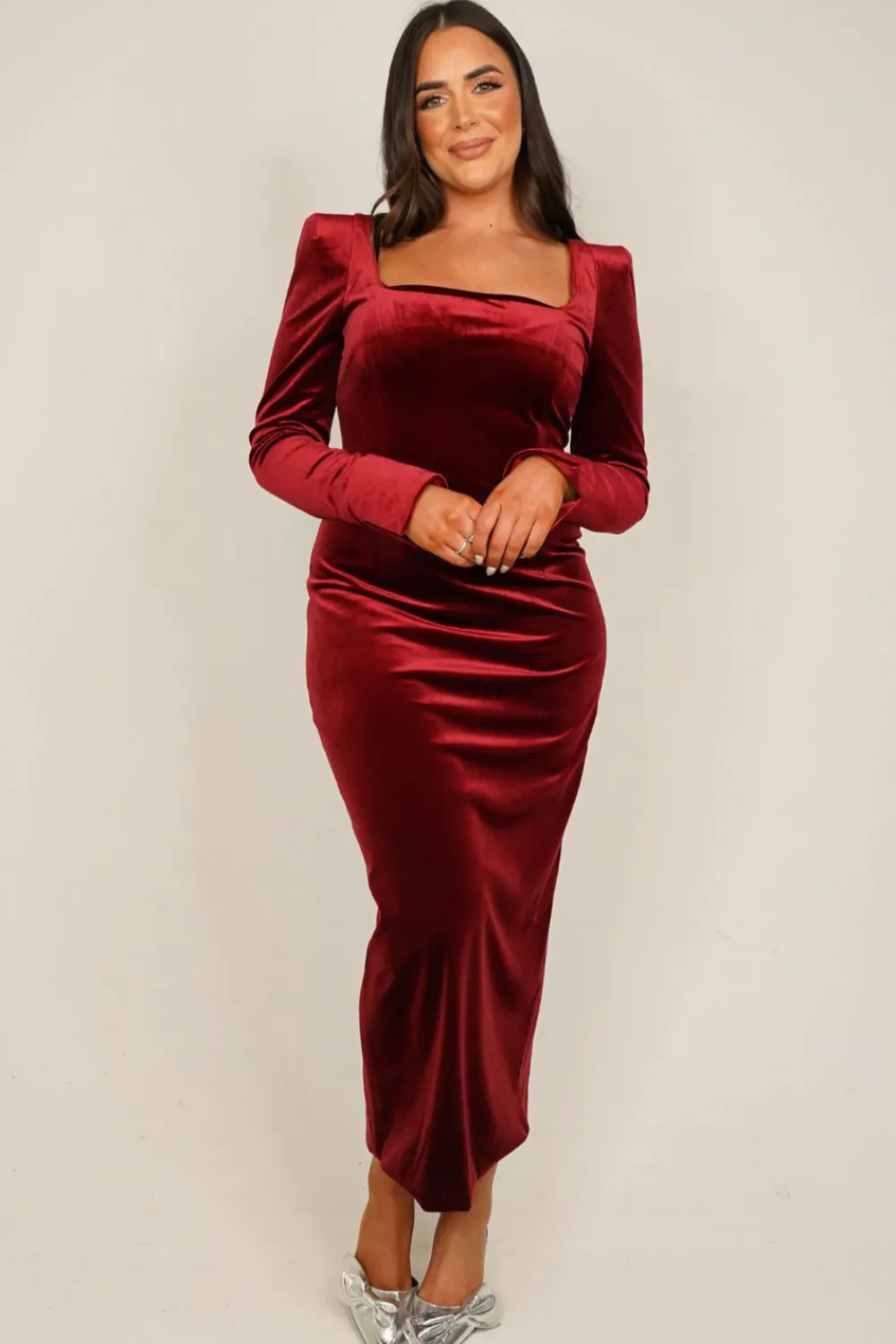 The Walk in Wardrobe Midi Dresses>Love Laura Velvet Dress In Black