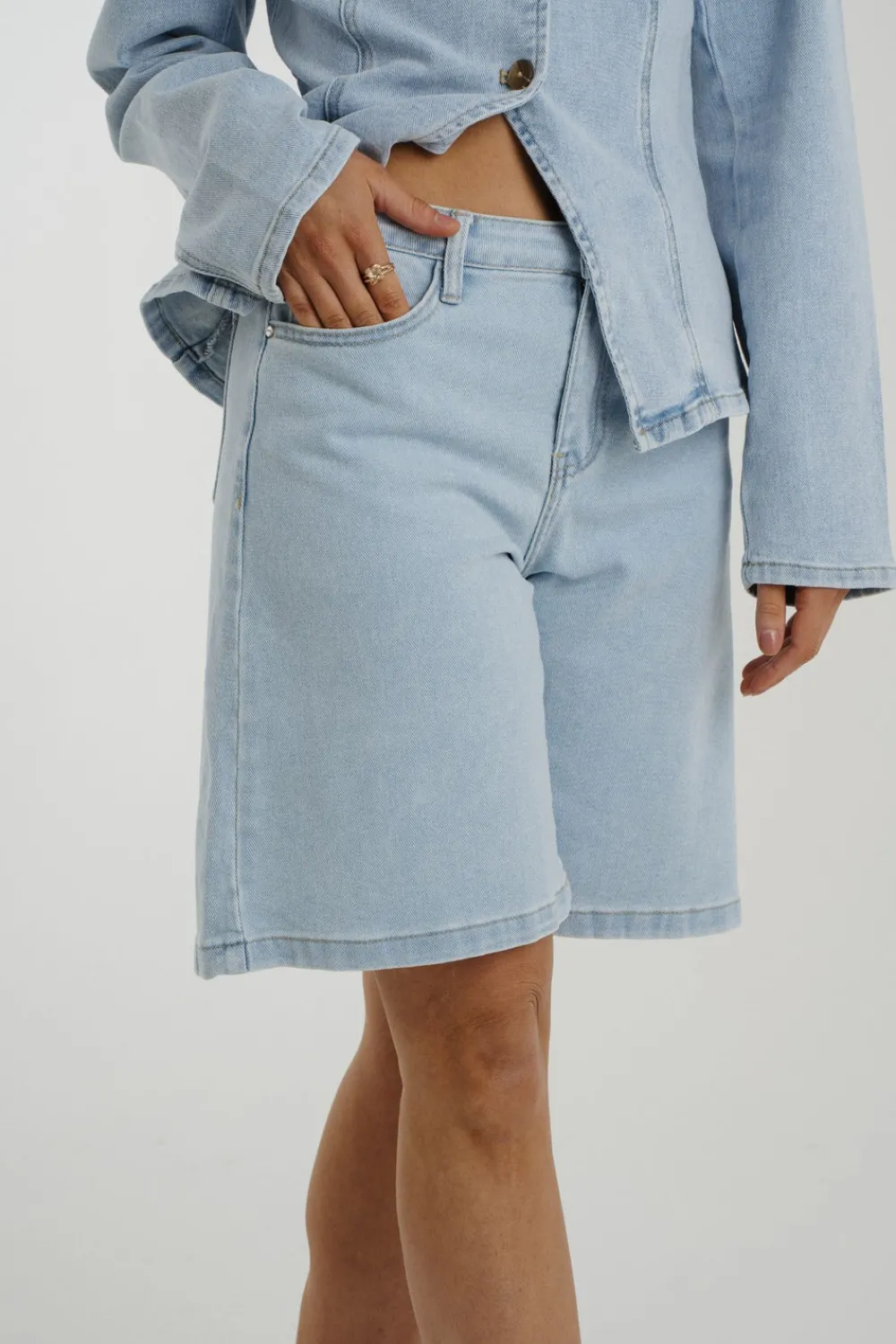 The Walk in Wardrobe Shorts>Lynne Denim Bermuda Shorts In Light Wash