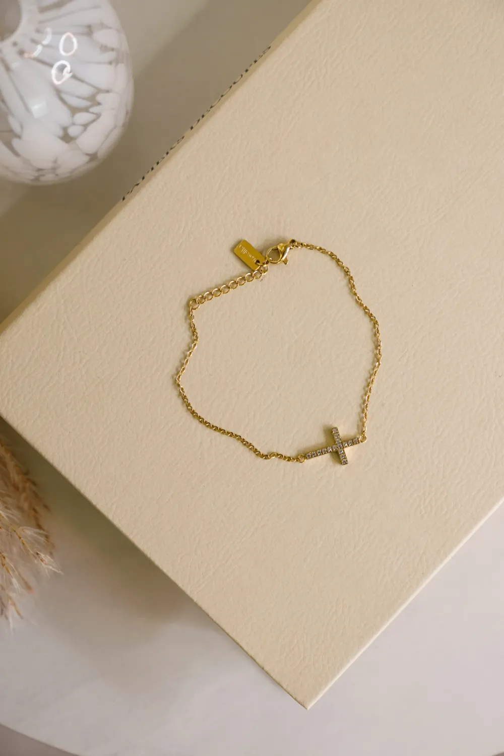 The Walk in Wardrobe Jewellery>Olive Cross Bracelet In Gold