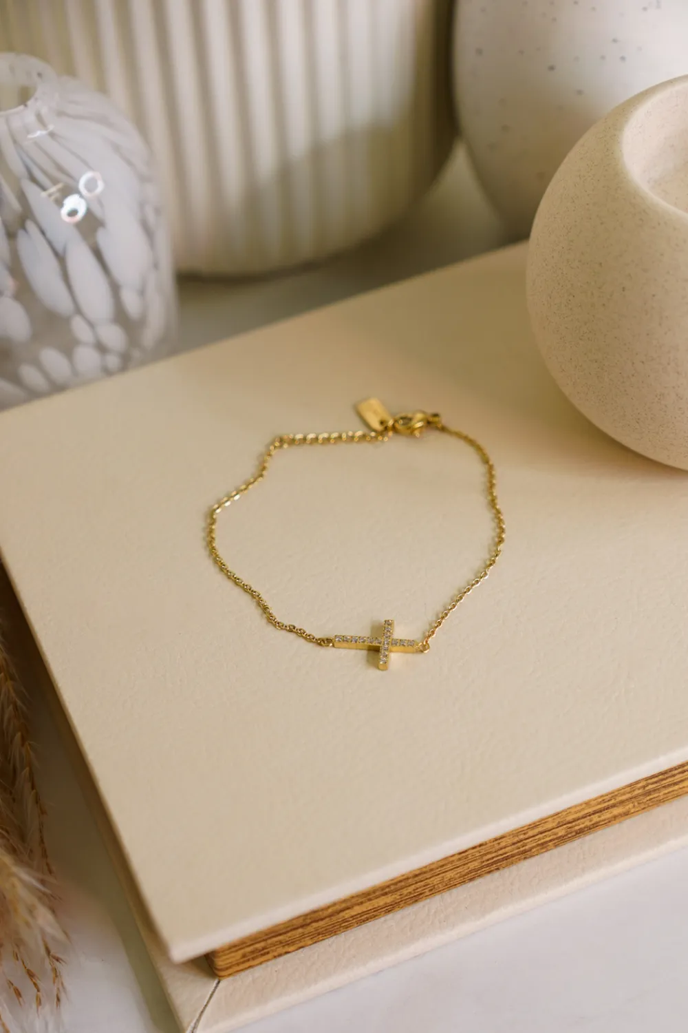 The Walk in Wardrobe Jewellery>Olive Cross Bracelet In Gold