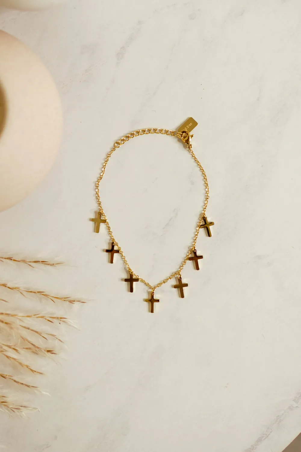 The Walk in Wardrobe Jewellery>Olive Cross Charm Bracelet In Gold