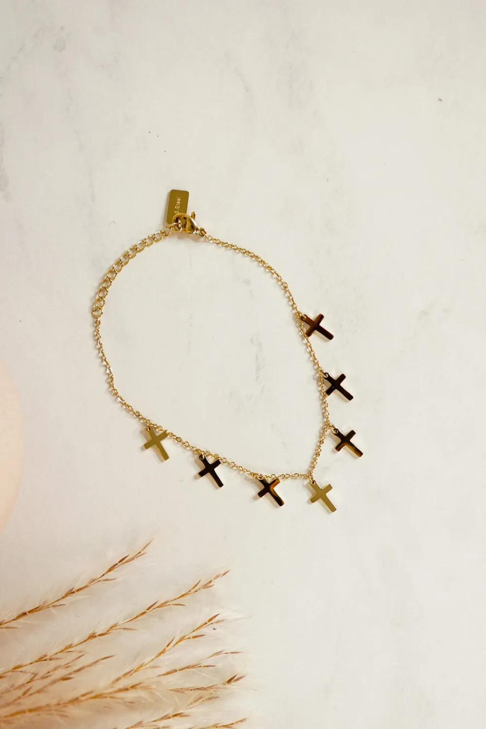The Walk in Wardrobe Jewellery>Olive Cross Charm Bracelet In Gold
