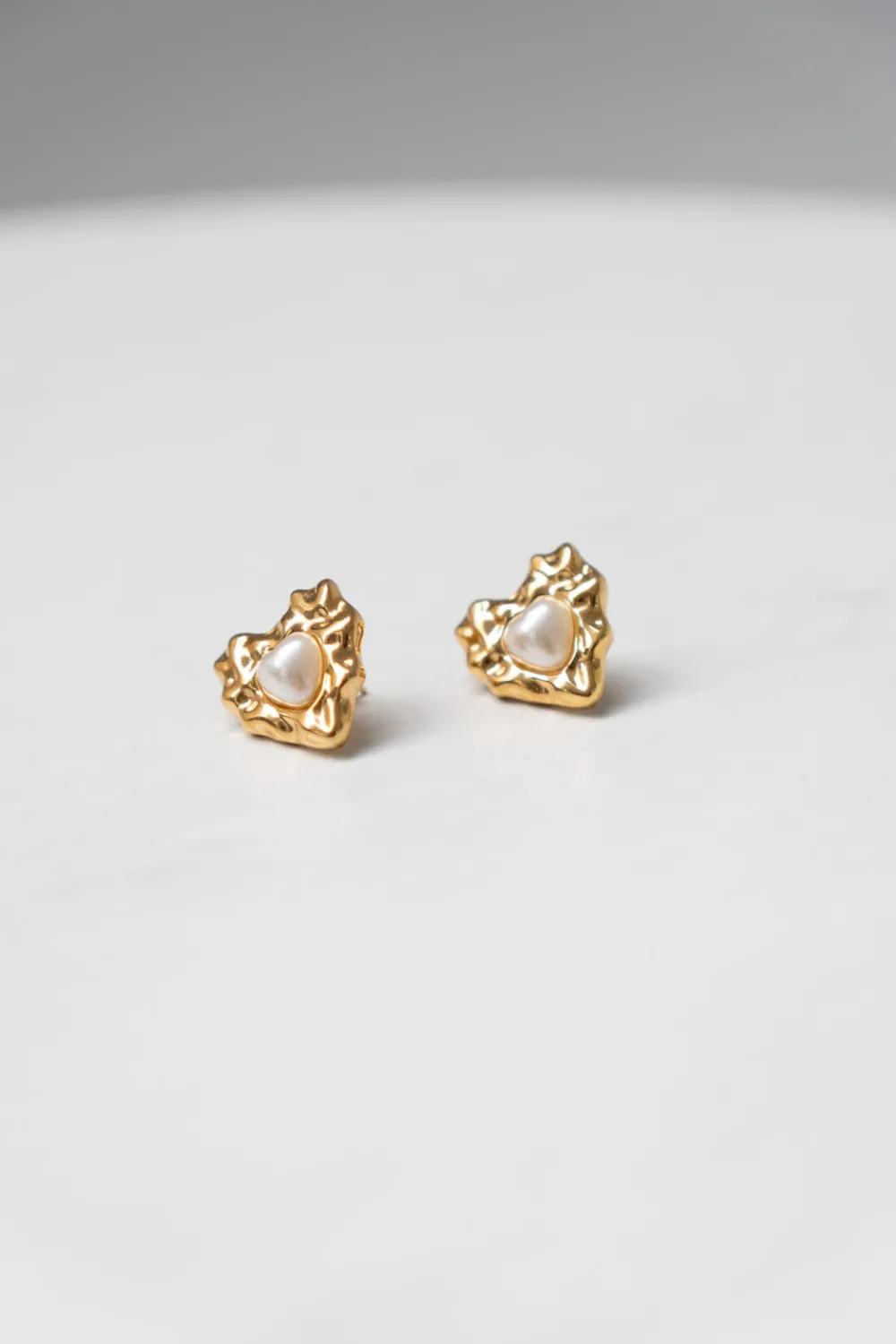 The Walk in Wardrobe Jewellery>Olive Heart Pearl Earrings In Gold