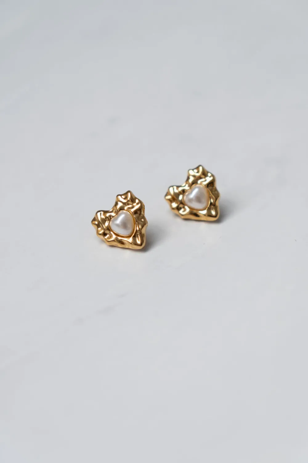The Walk in Wardrobe Jewellery>Olive Heart Pearl Earrings In Gold