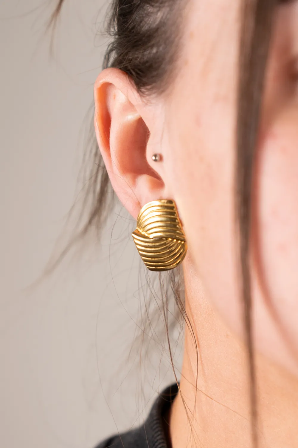The Walk in Wardrobe Jewellery>Olive Ridged Earrings In Gold