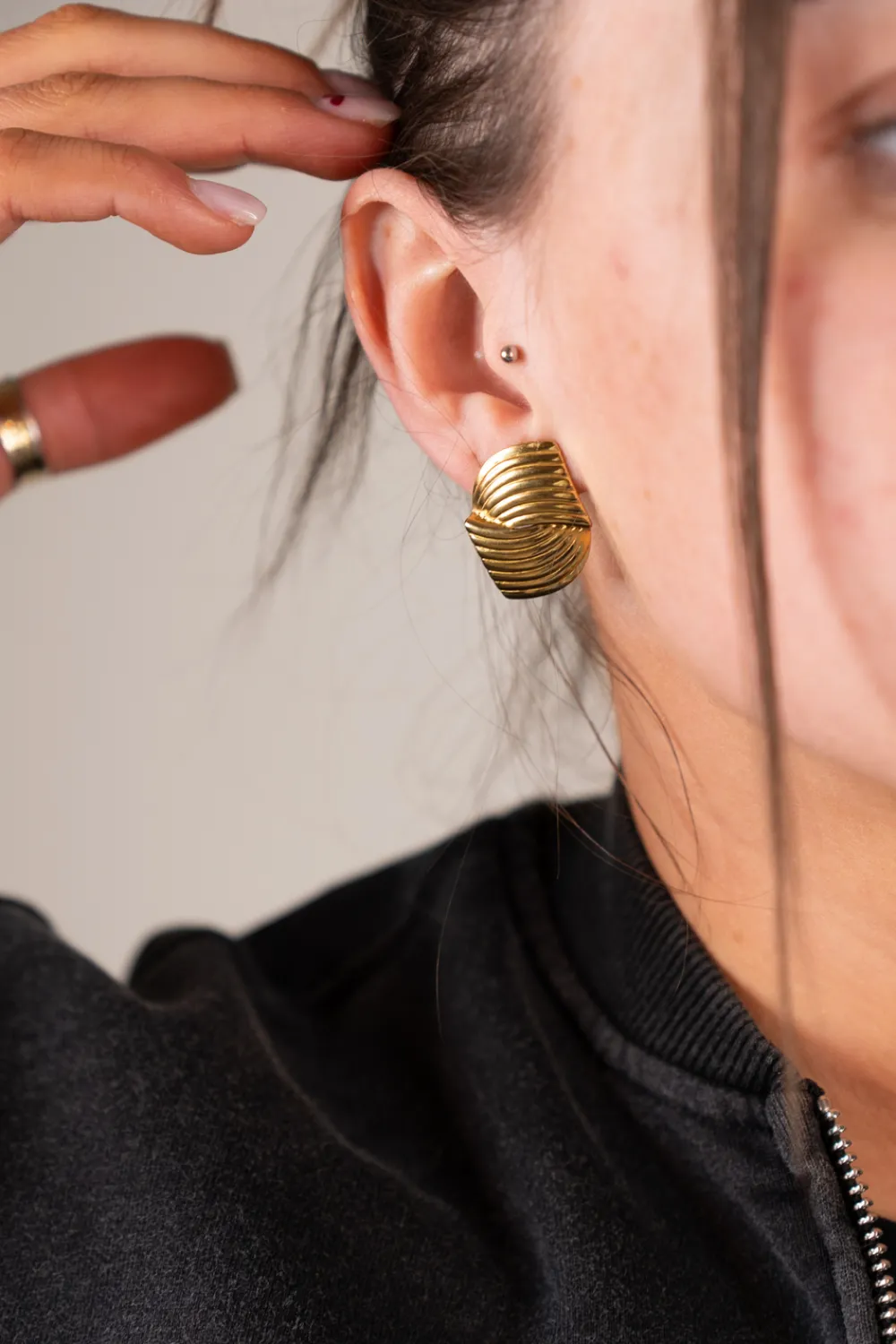 The Walk in Wardrobe Jewellery>Olive Ridged Earrings In Gold