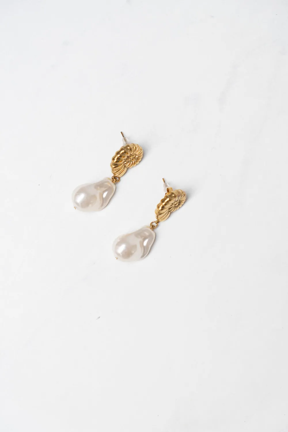 The Walk in Wardrobe Jewellery>Olive Shell Pearl Drop Earrings In Gold