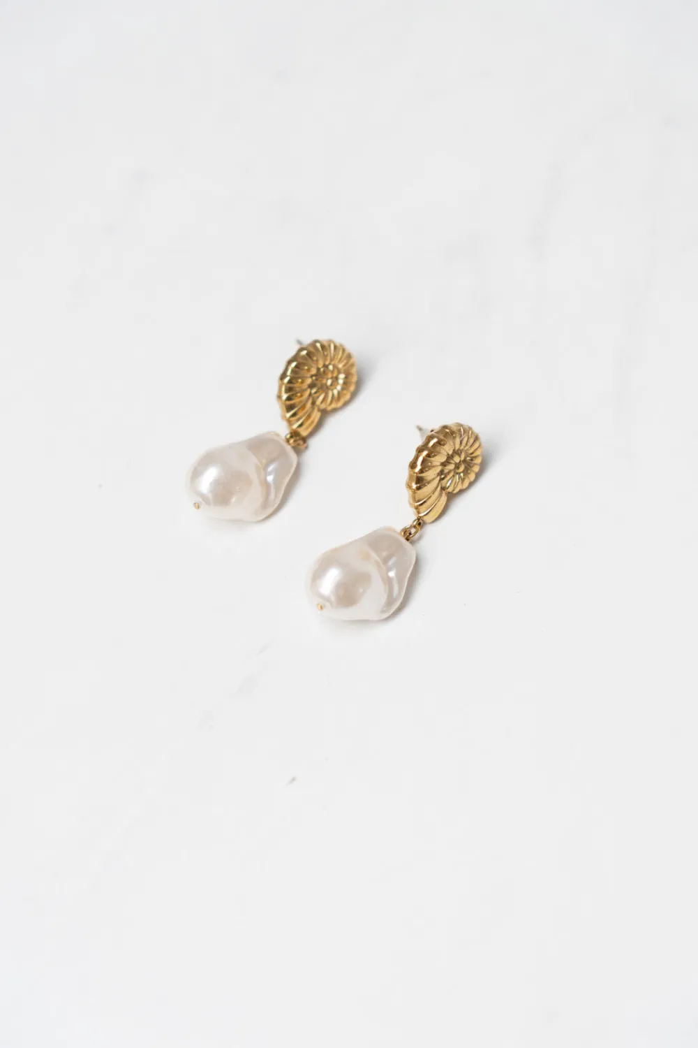 The Walk in Wardrobe Jewellery>Olive Shell Pearl Drop Earrings In Gold