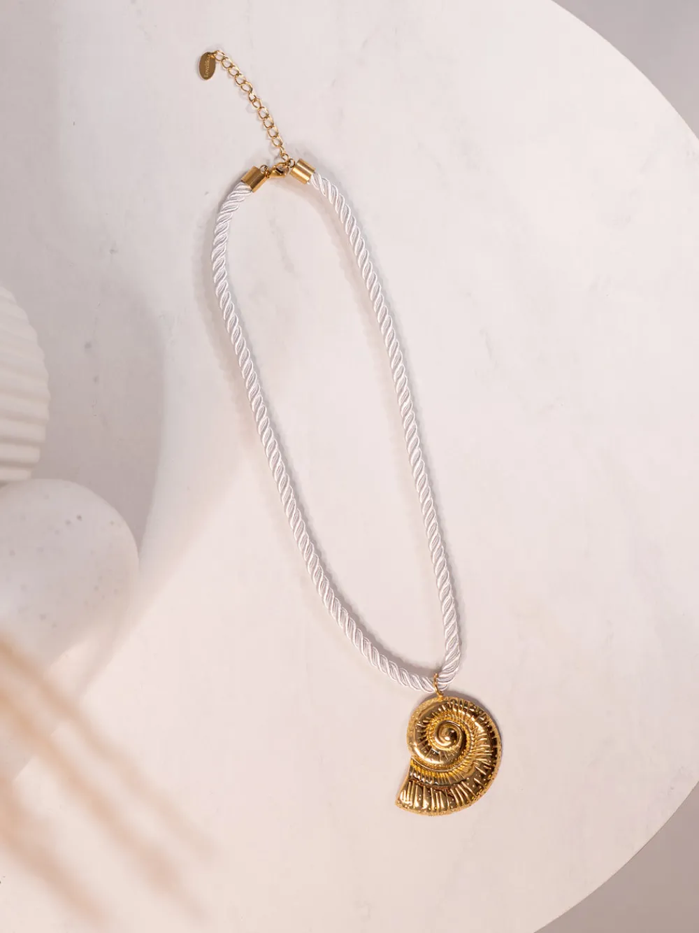 The Walk in Wardrobe Jewellery>Olive Shell Rope Necklace In White