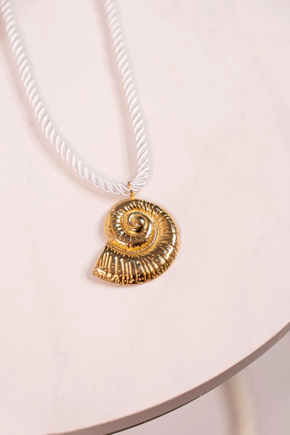 The Walk in Wardrobe Jewellery>Olive Shell Rope Necklace In White