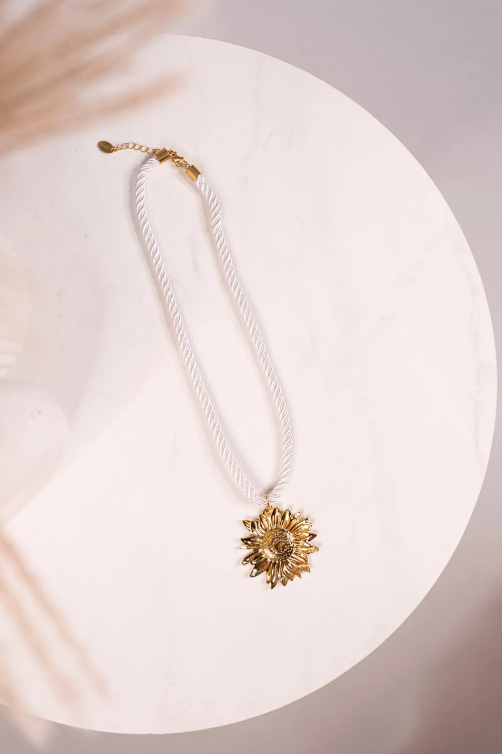 The Walk in Wardrobe Jewellery>Olive Sun Rope Necklace In White