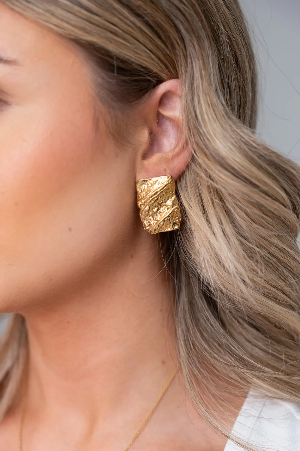 The Walk in Wardrobe Jewellery>Olive Textured Rectangle Earring In Gold