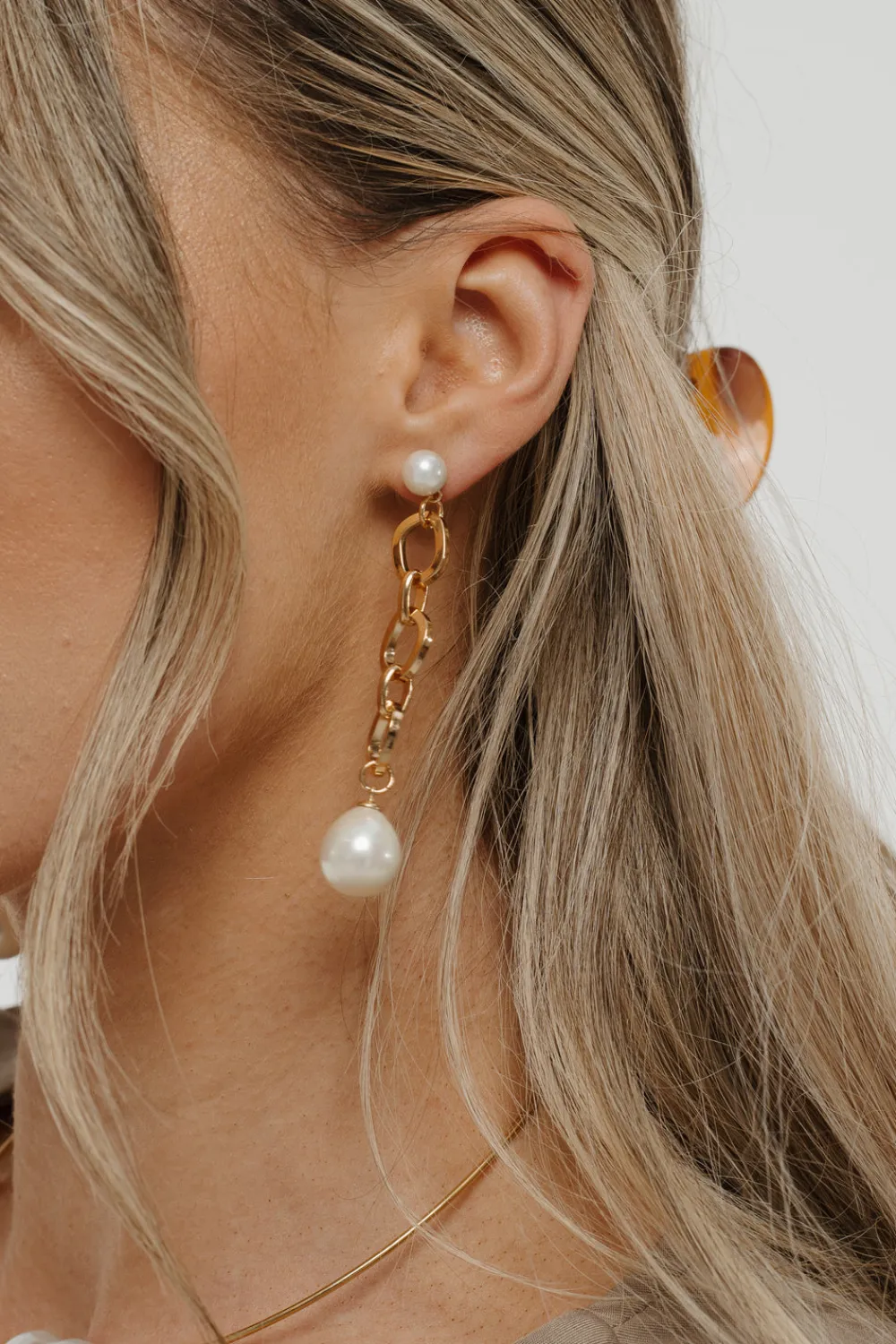 The Walk in Wardrobe Jewellery>Petra Chain Pearl Drop Earrings In Gold