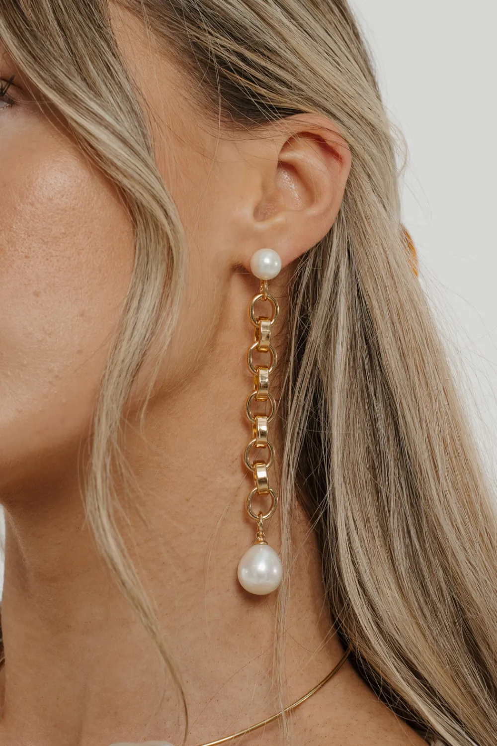 The Walk in Wardrobe Jewellery>Petra Link Pearl Drop Earrings In Gold