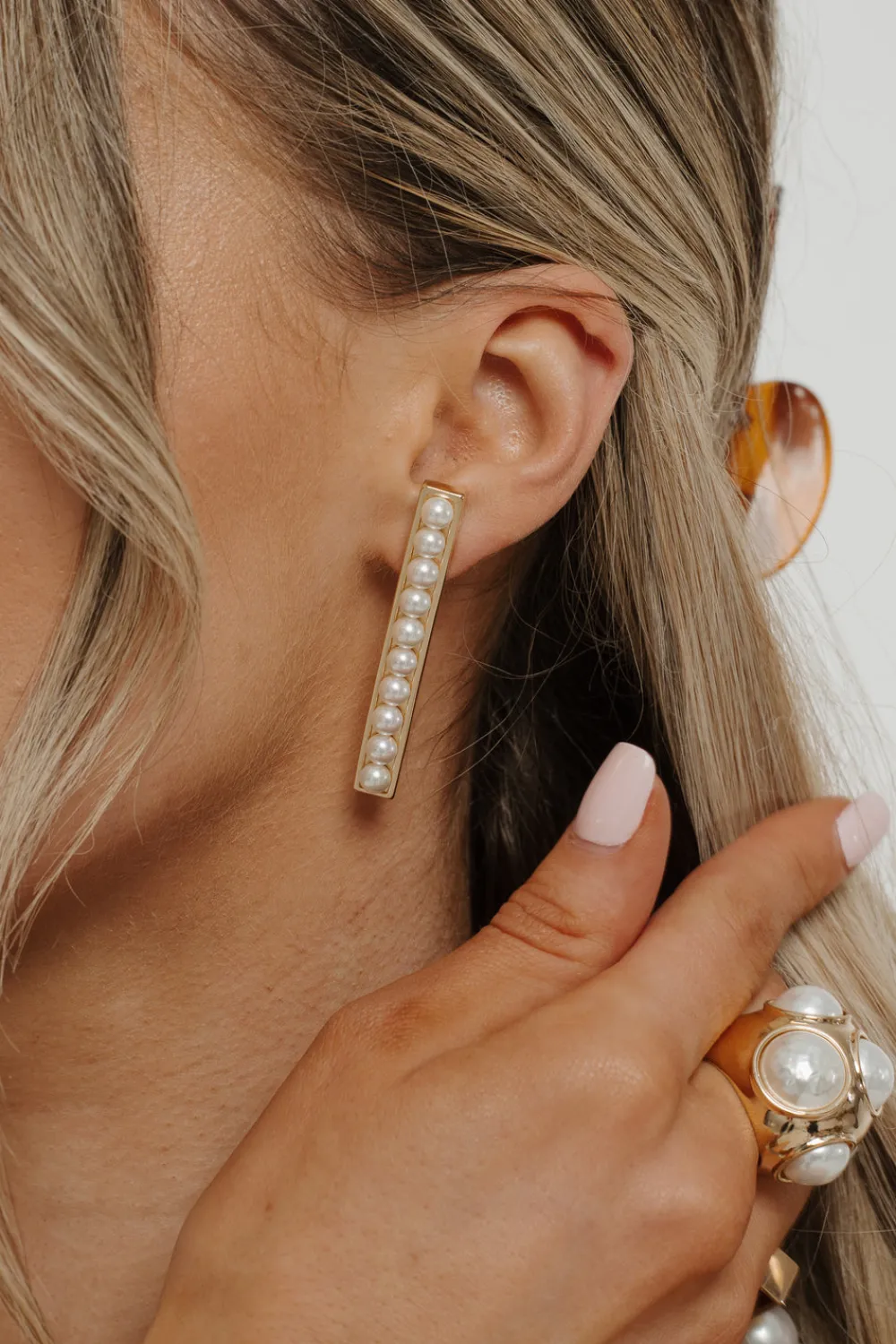 The Walk in Wardrobe Jewellery>Petra Pearl Bar Earring In Gold